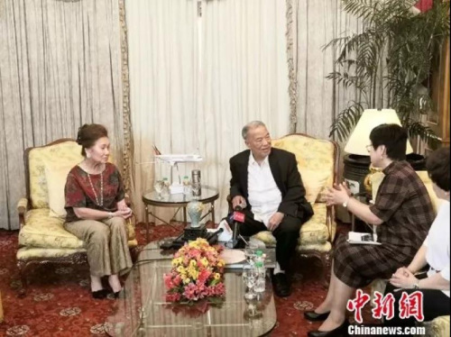 资料图:图为陈永栽与夫人接受中新社记者采访。(中新社发 梁钰/摄) 资料图:图为陈永栽与夫人接受中新社记者采访。(中新社发 梁钰/摄)