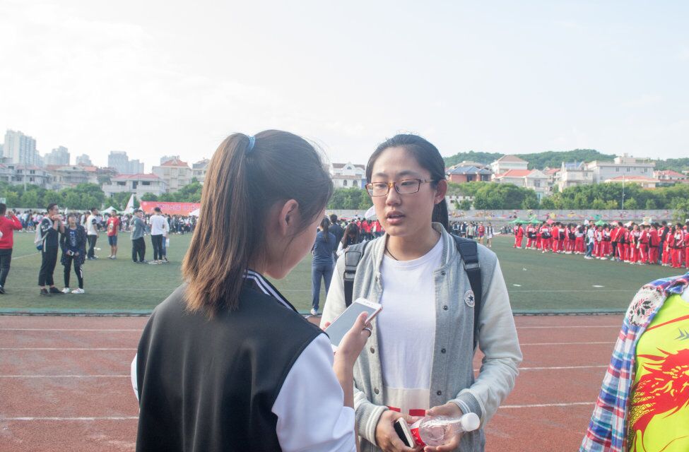 扬我青春,展我雄风 ―刘婷婷和马天琴分别摘获女子实心球投远比赛第四、第五名